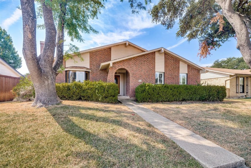 2202 Village Crest Drive, Garland