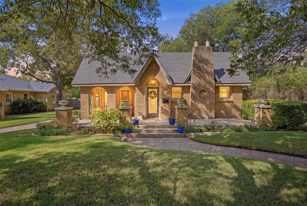 704 Forrest Avenue, Cleburne