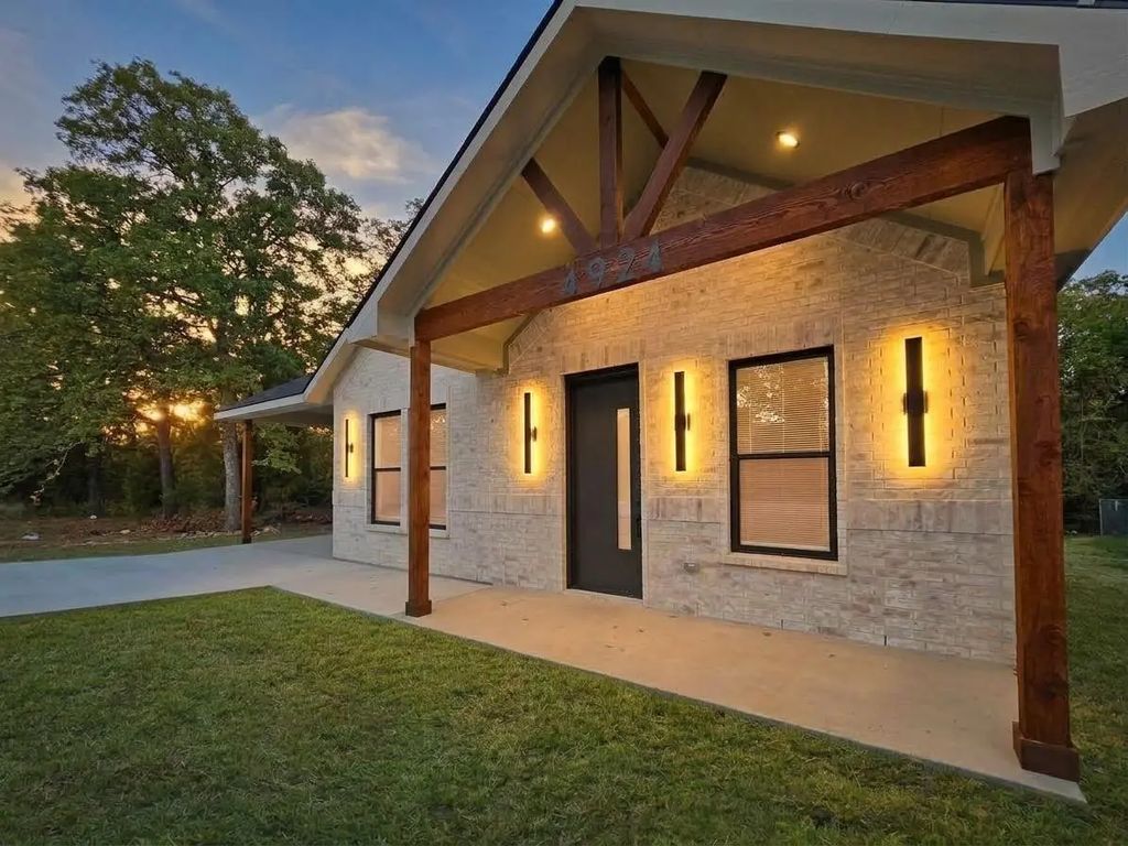 4924 Boca Chica, Malakoff