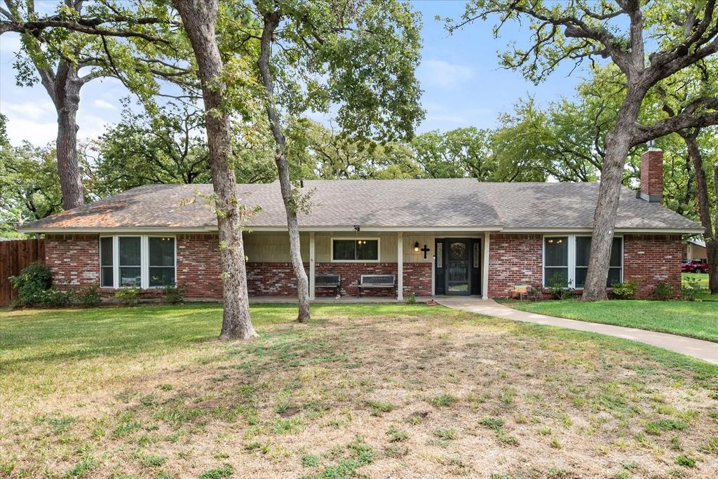 1001 Whispering Oak Court, Arlington