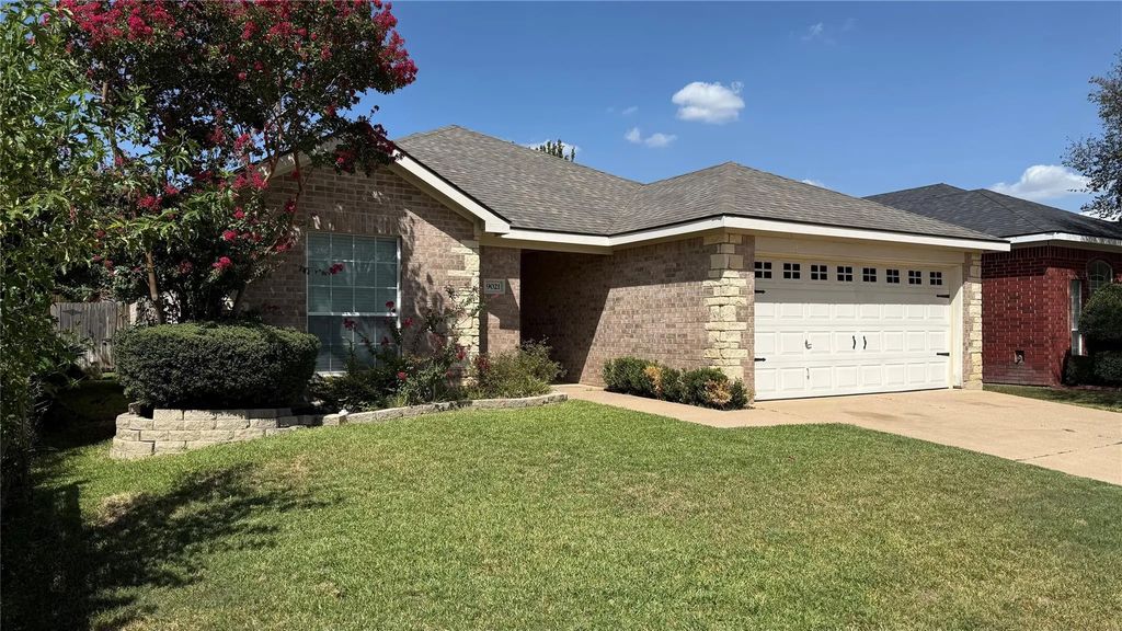 9021 Rushing River Drive, Fort Worth