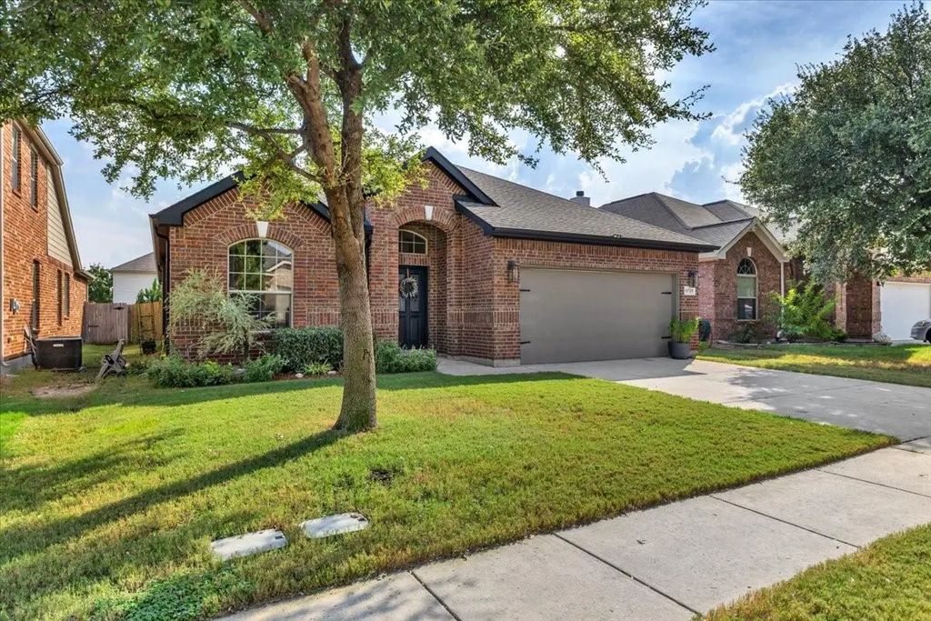 5728 Sapphire Pool Trail, Fort Worth