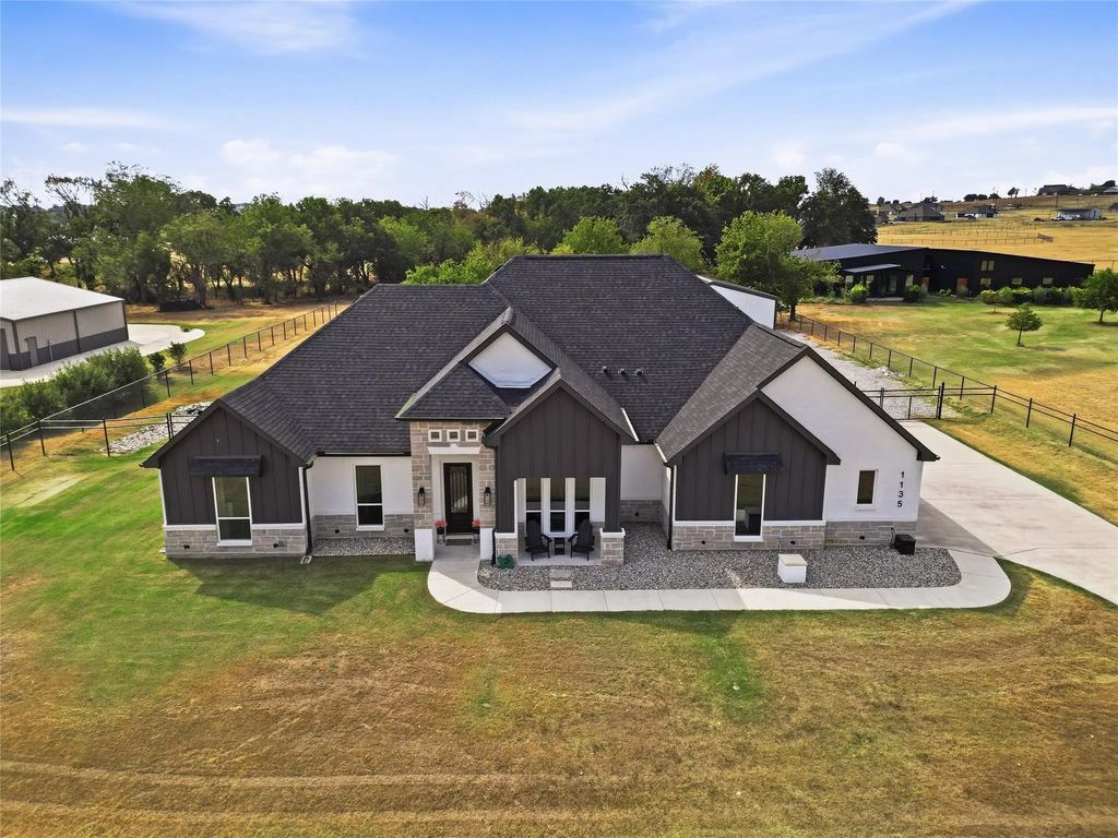 1135 Paradise Parkway, Poolville