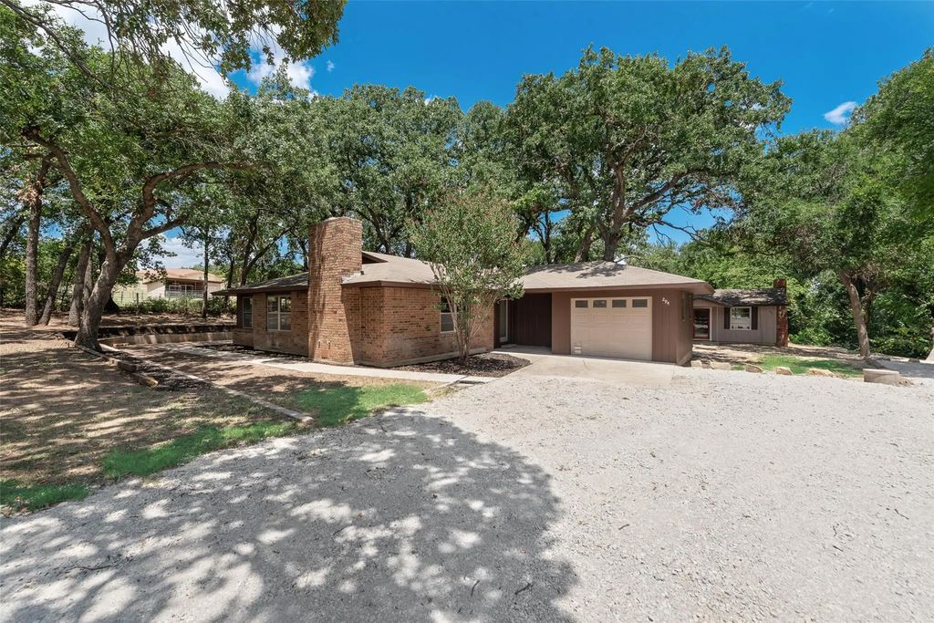 294 Thomas Len Road, Azle