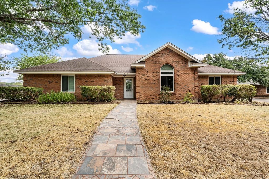 812 Regina Drive, Hewitt