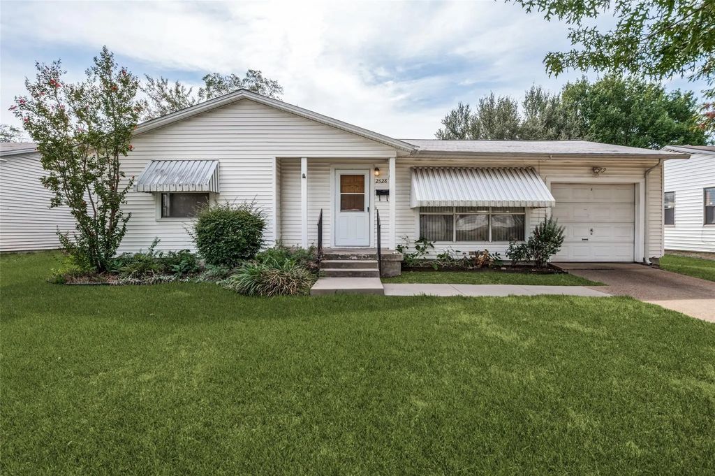 2528 Rugby Lane, Farmers Branch