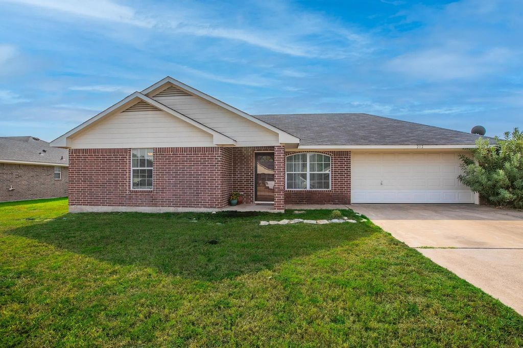 212 Broken Arrow Drive, Lacy Lakeview