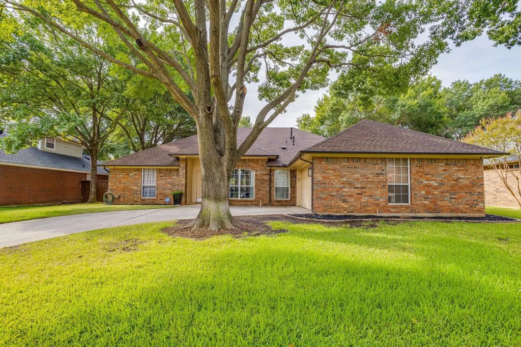 2637 Surrey Woods Road, Flower Mound
