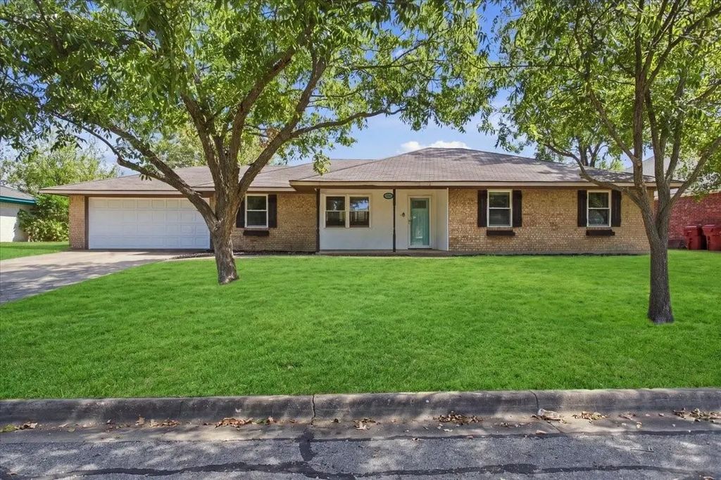 2108 N Village, Bonham