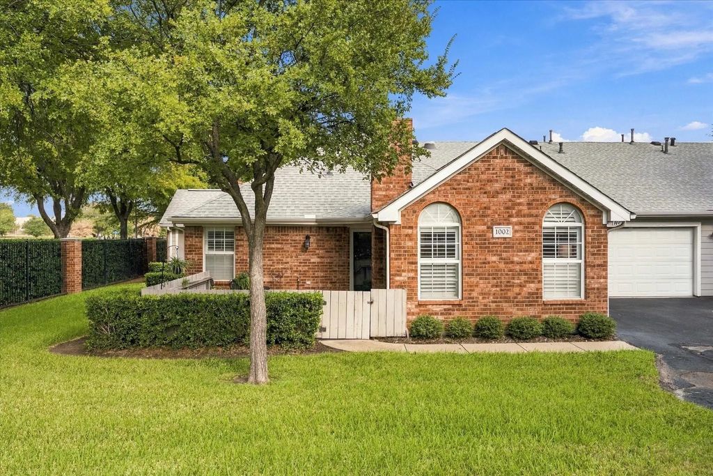 1002 Bridges Drive, Arlington