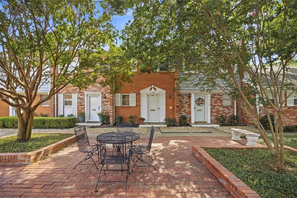 1205 Roaring Springs Road 1205, Fort Worth