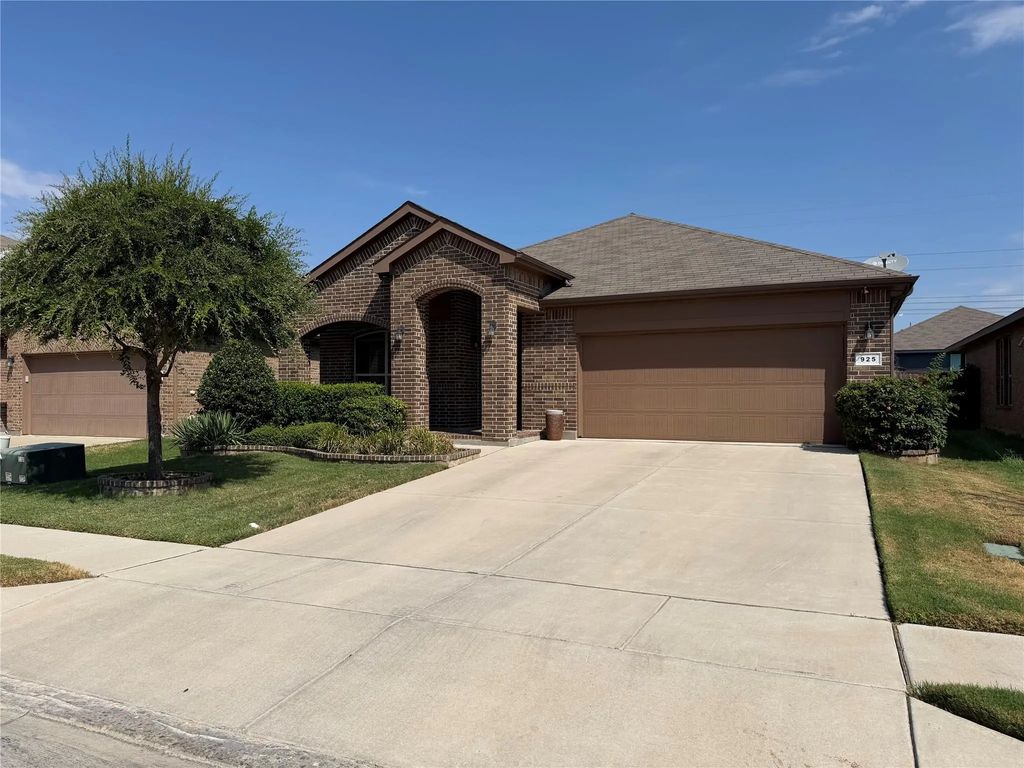 925 Meadow Scape Drive, Fort Worth