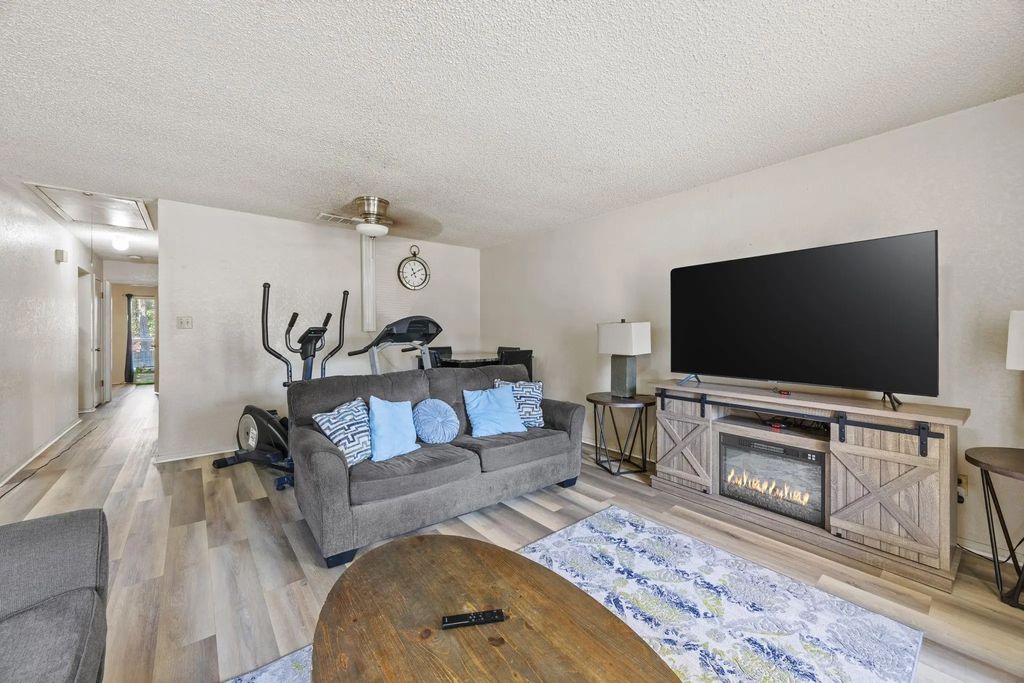 2512 Windy Pine Lane 2514, Arlington