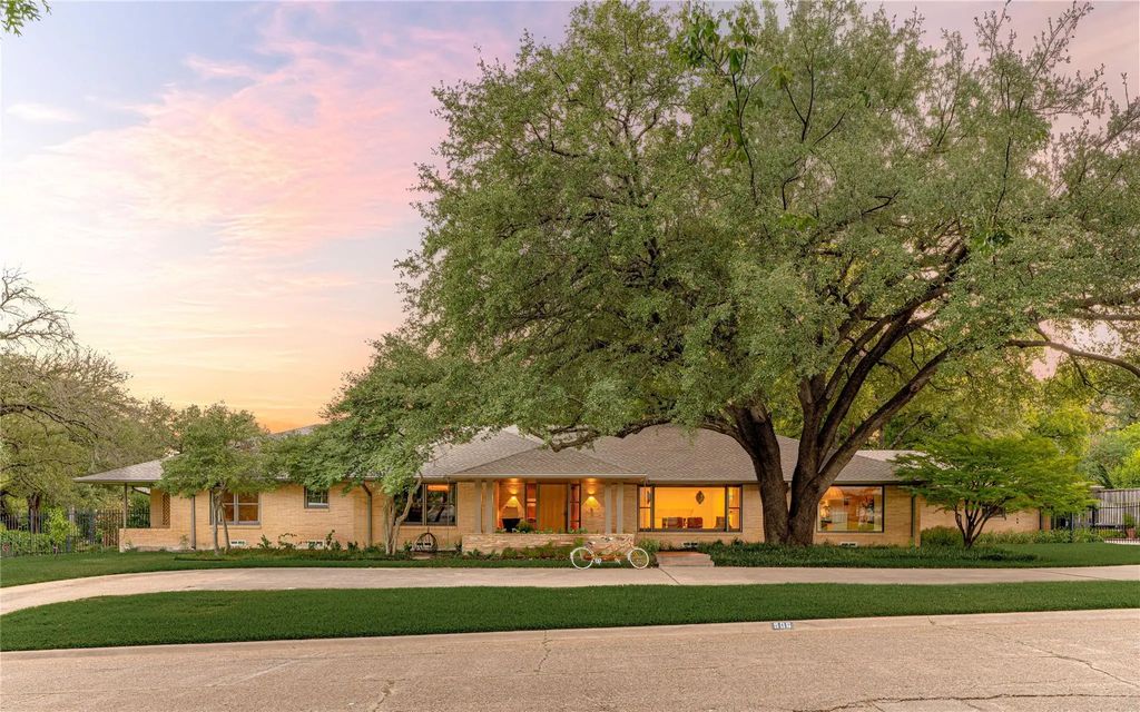 906 Leatrice Drive, Dallas