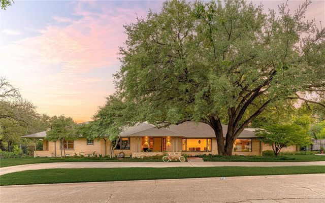 906 Leatrice Drive, Dallas