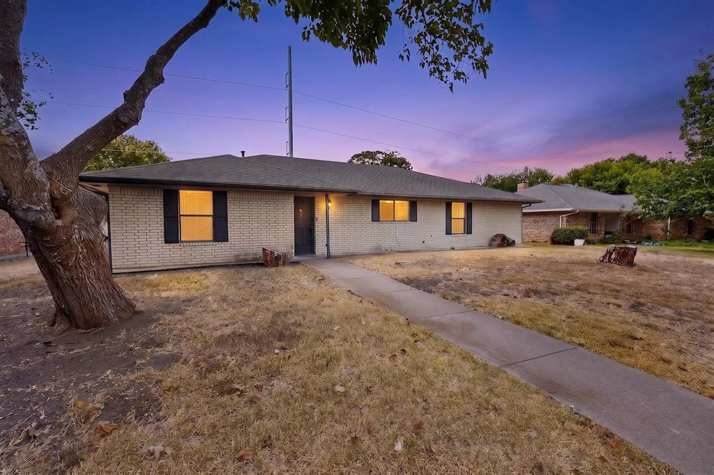 214 Buffalo Creek Drive, Waxahachie