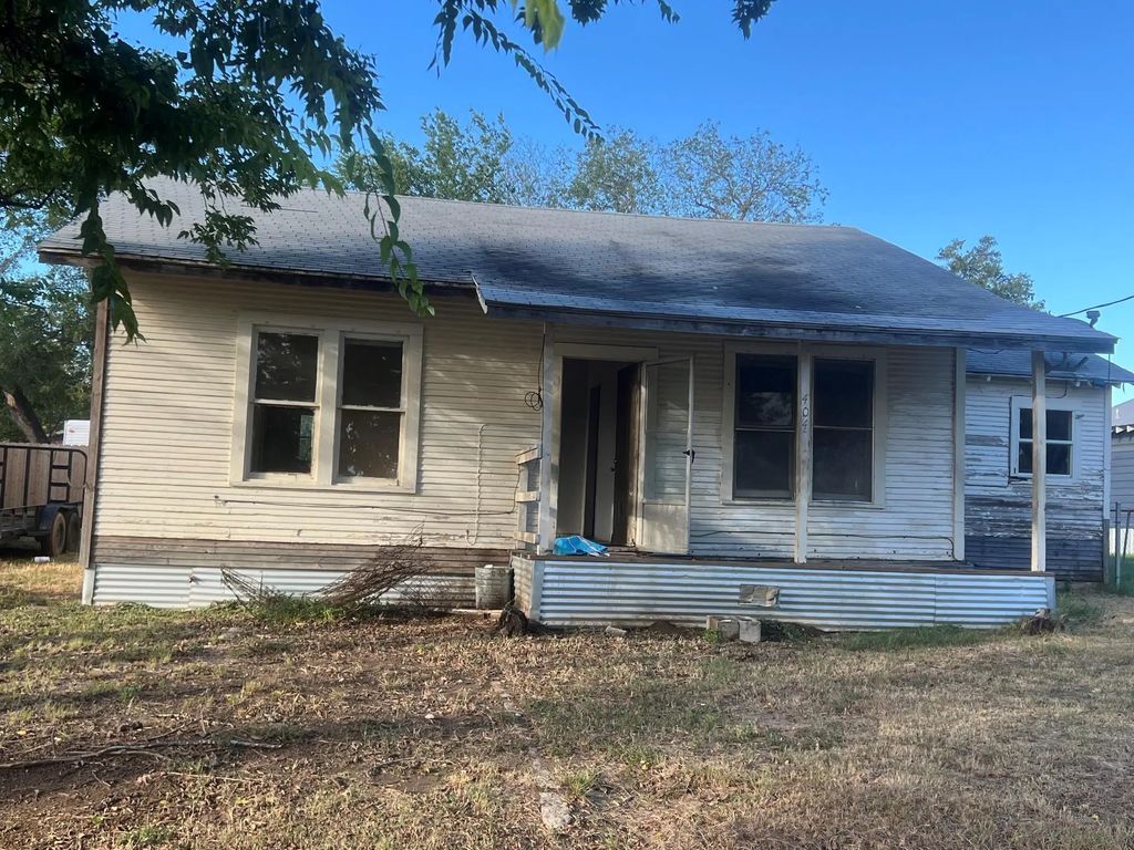 404 E Main, Wortham