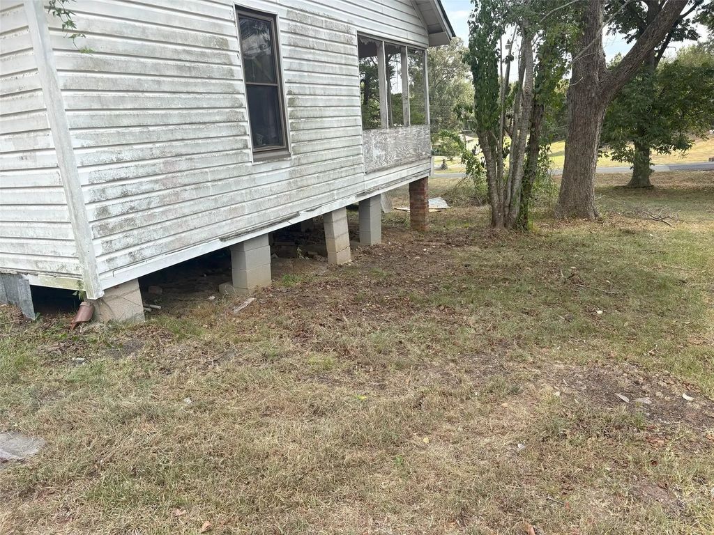 825 Highland Avenue, Many