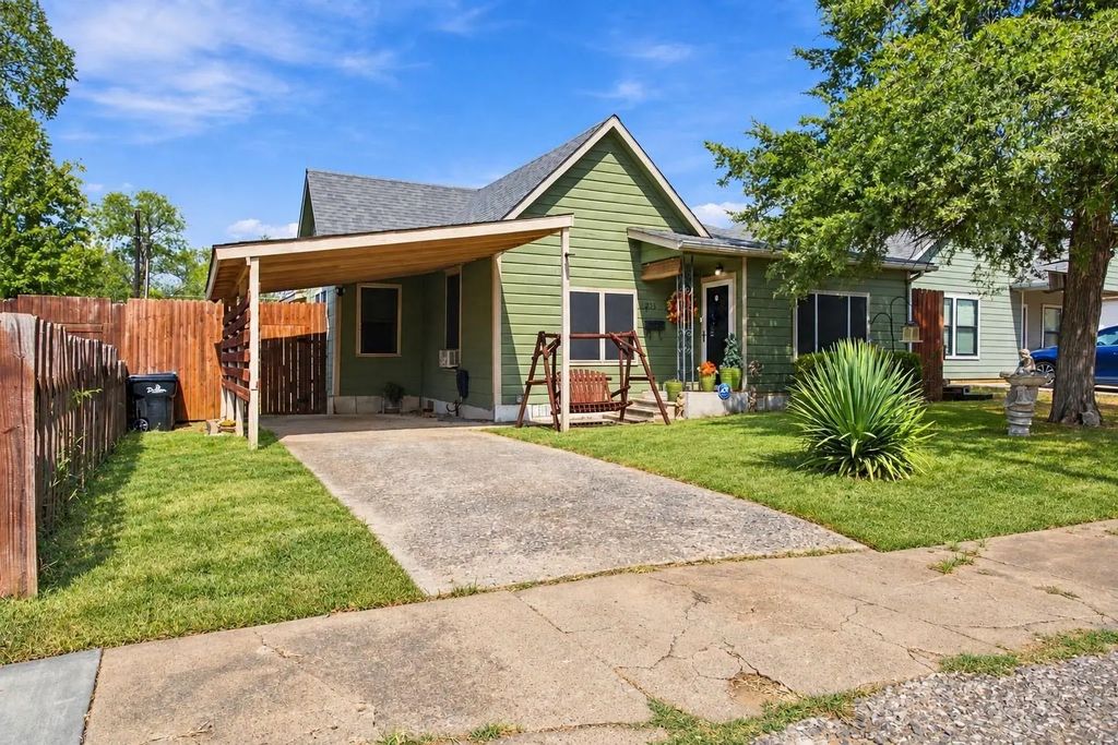 215 W Munson Street, Denison