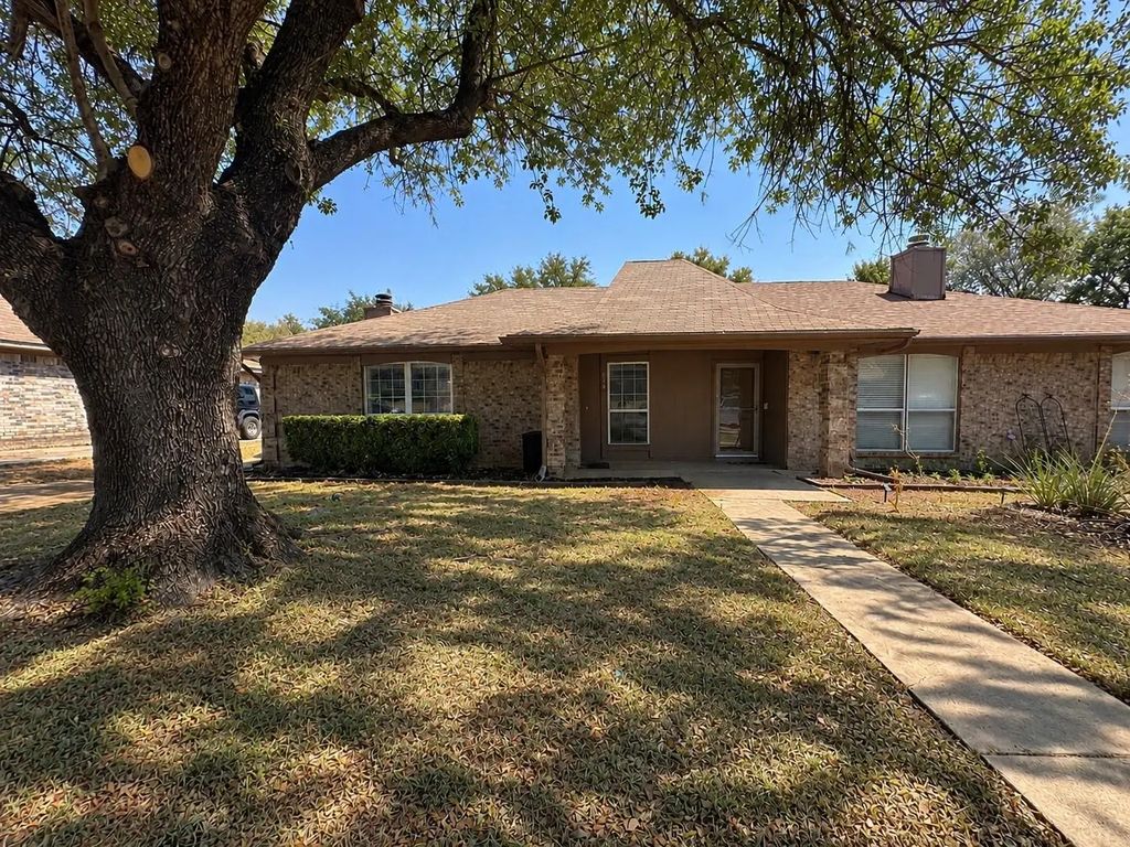 806 Blessing Creek Drive, Euless