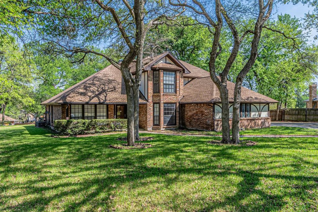 8801 Sylvan Court, Fort Worth