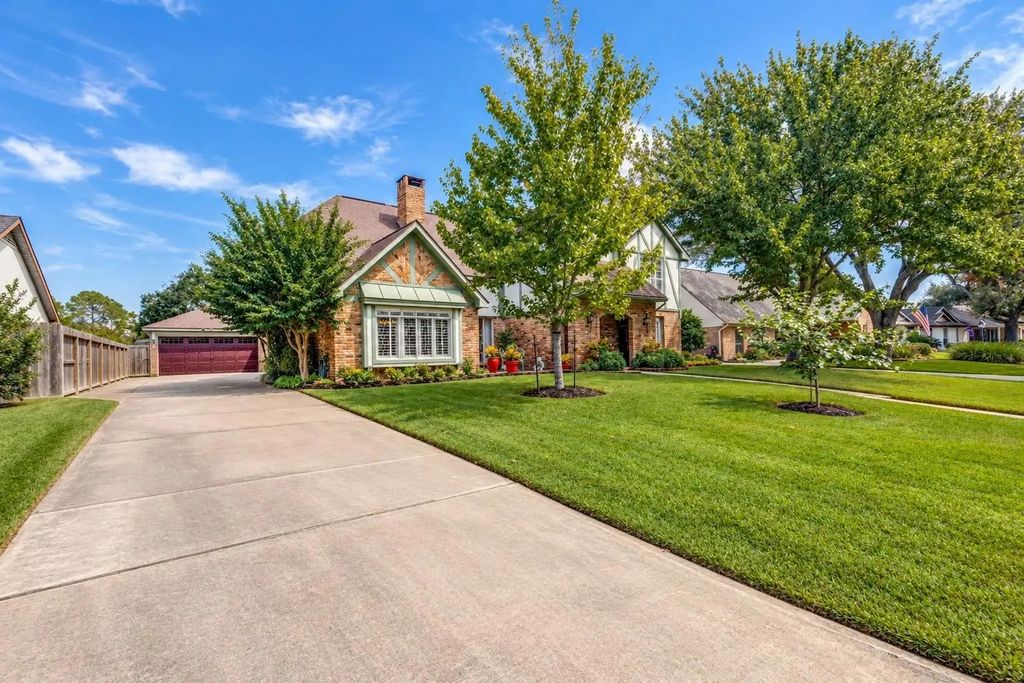 807 Longview Drive, Sugar Land