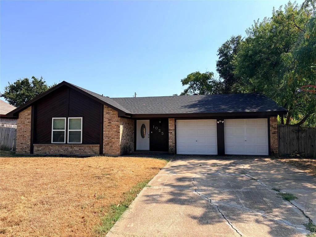 1025 Fox River Lane, Fort Worth