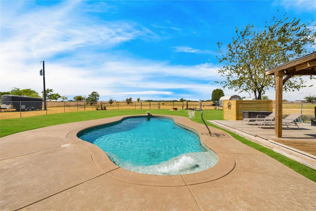 8607 County Road 419, Anna