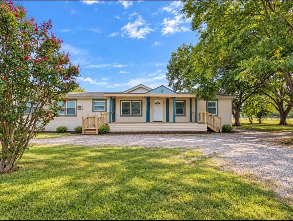 105 E Laura Avenue, Quinlan