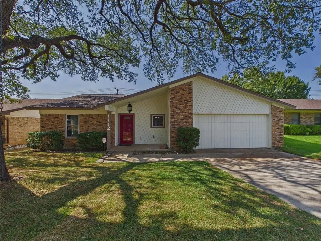 1112 Fox River Lane, Fort Worth