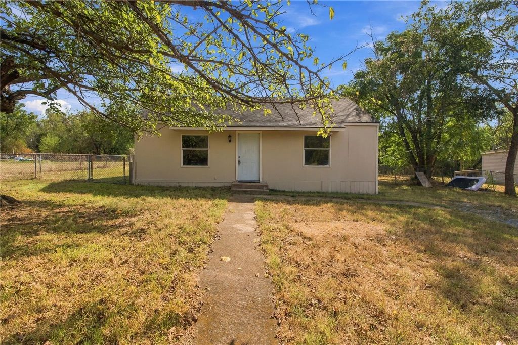 1504 S Travis Avenue, Denison