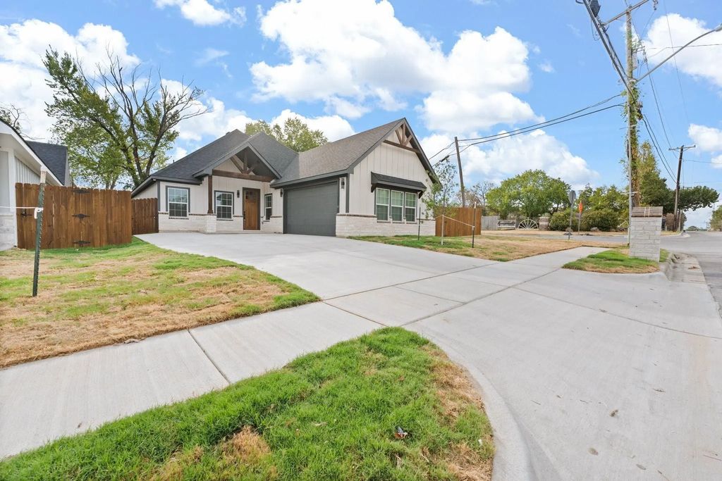 813 Tierney Road, Fort Worth
