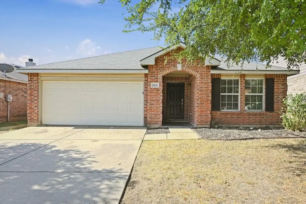 8820 Elk Creek Lane, Fort Worth