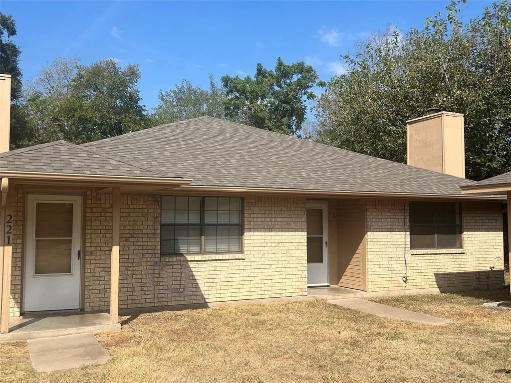 221 Highland Avenue, Waxahachie
