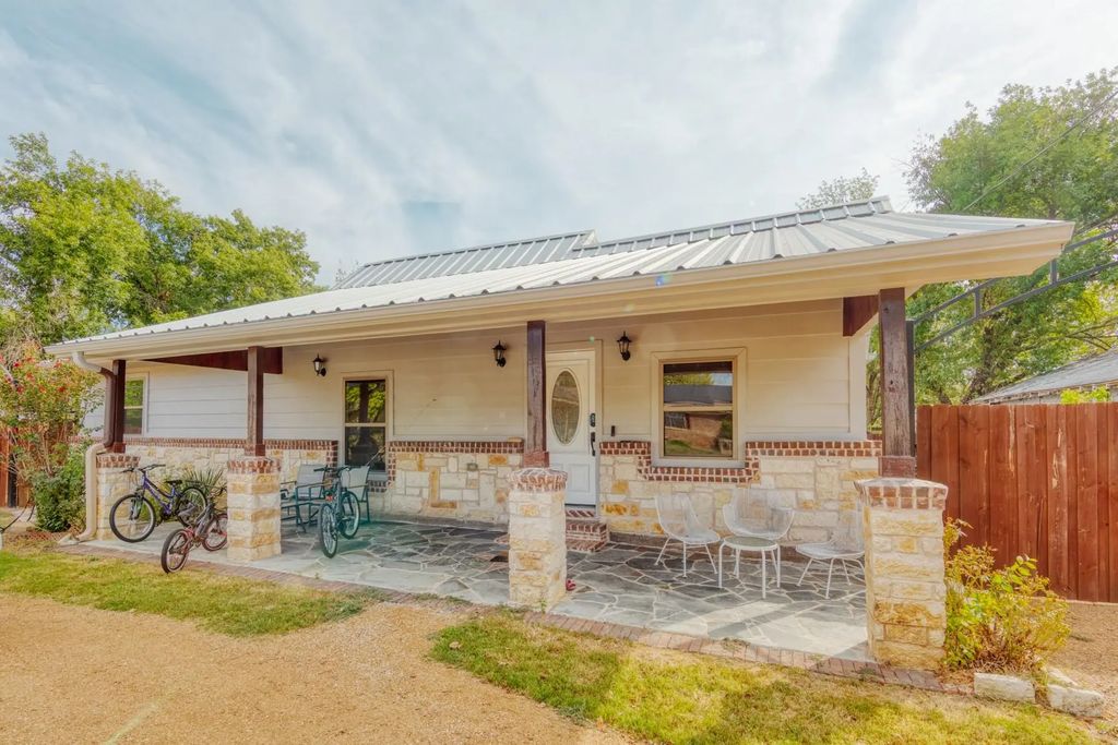411 S Prairie Street, Pilot Point