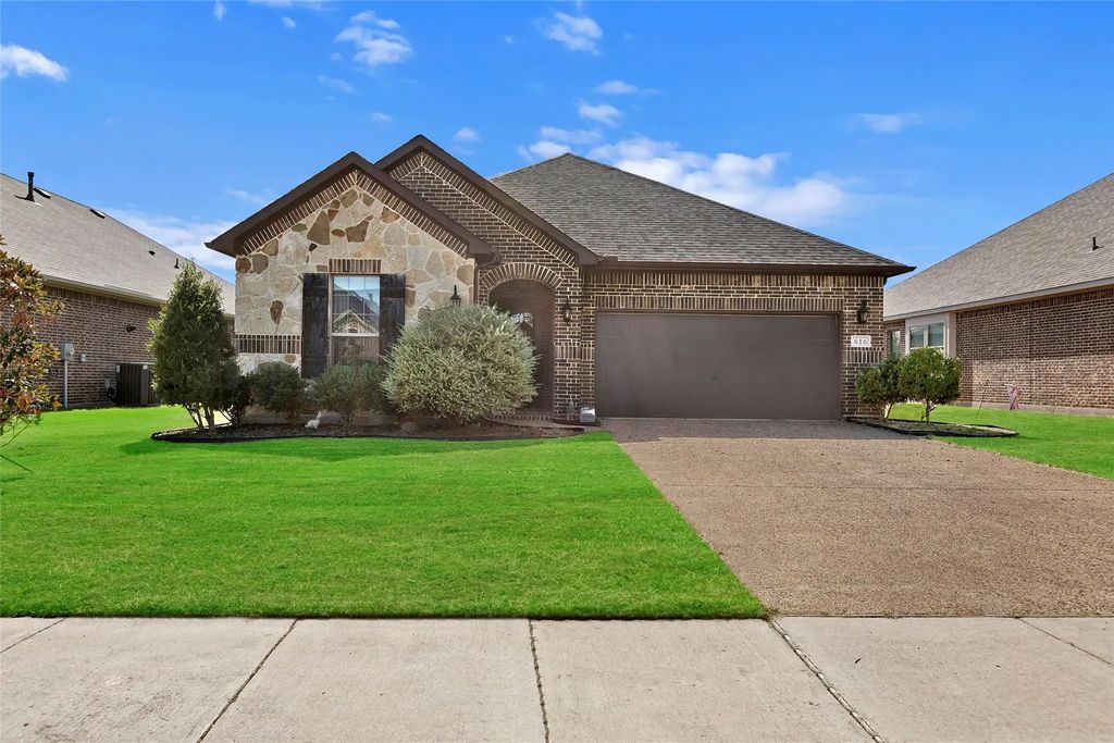 616 Spruce Trail, Forney