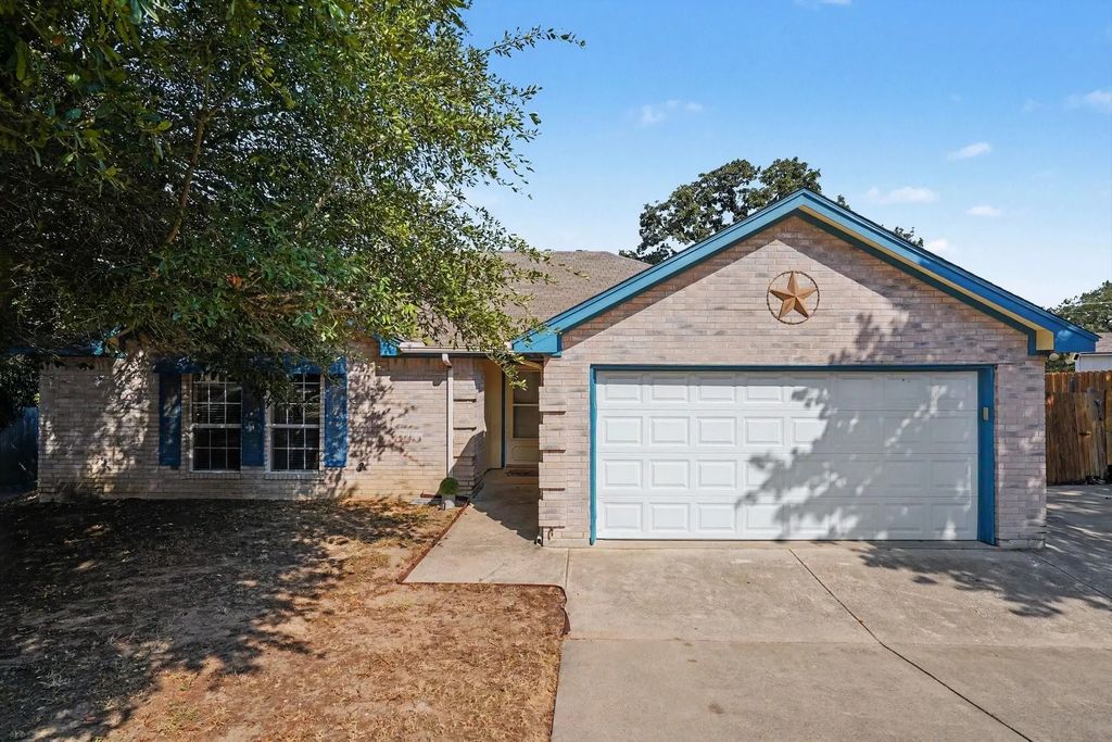 637 Oak View Court, Azle