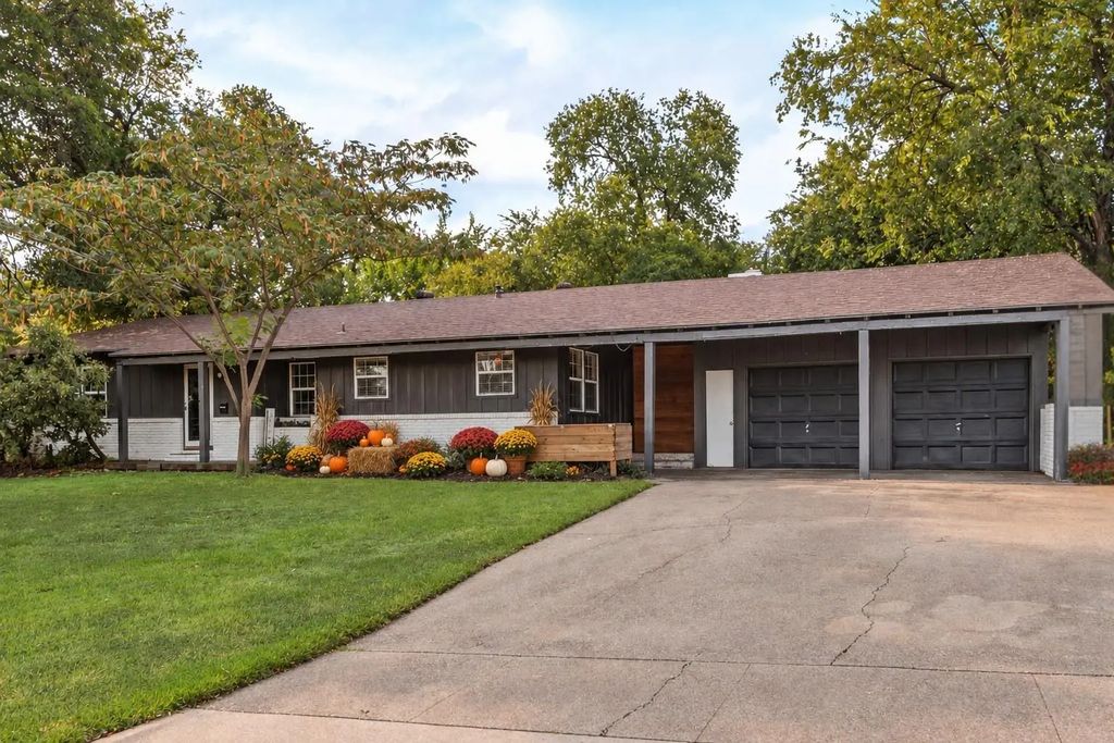 6555 Calmont Avenue, Fort Worth