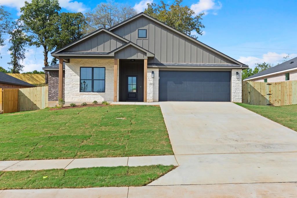 16514 Crossing Circle, Lindale