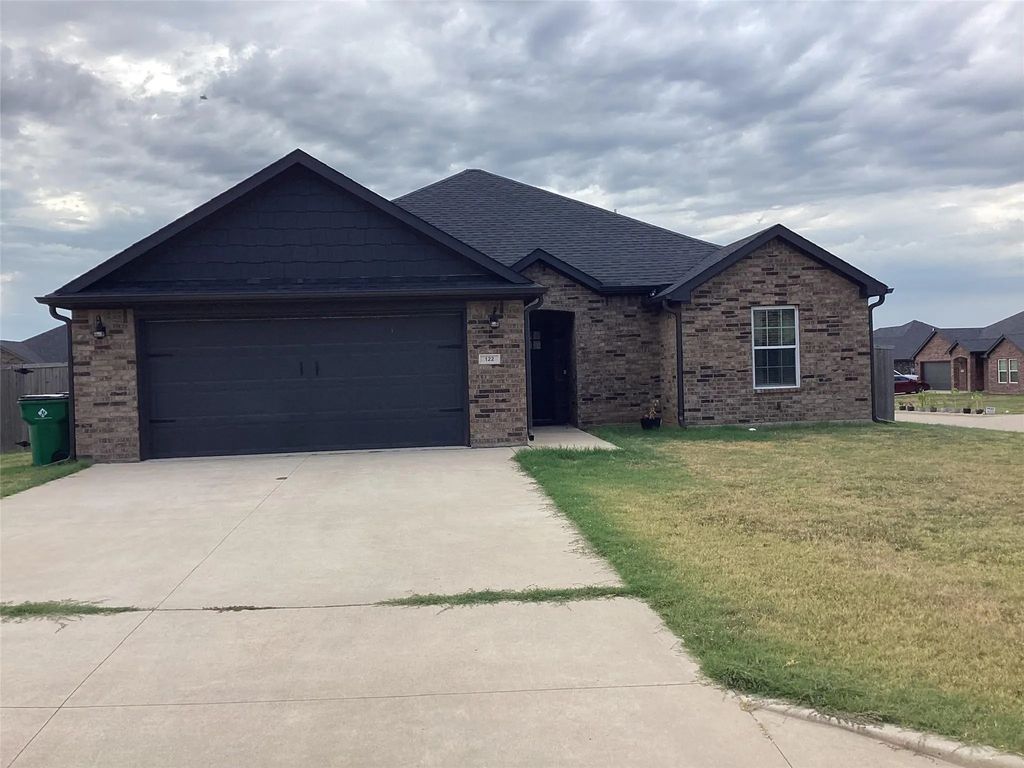 122 North Meadows Street, Pottsboro