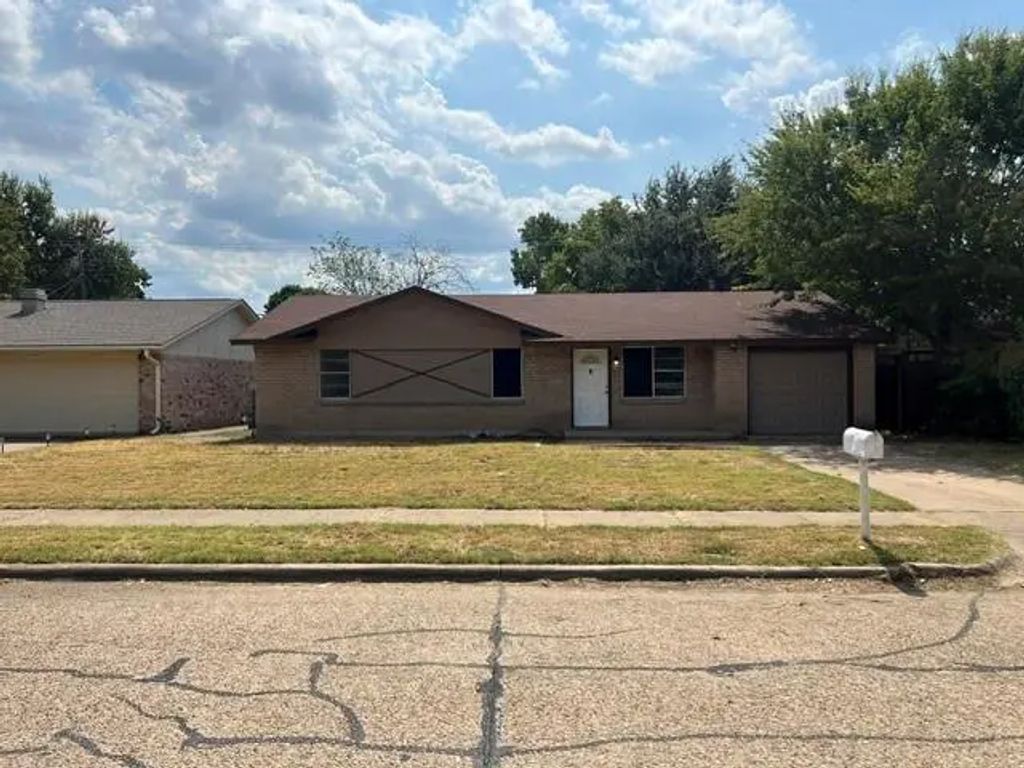 2312 Meadow Crest, Irving