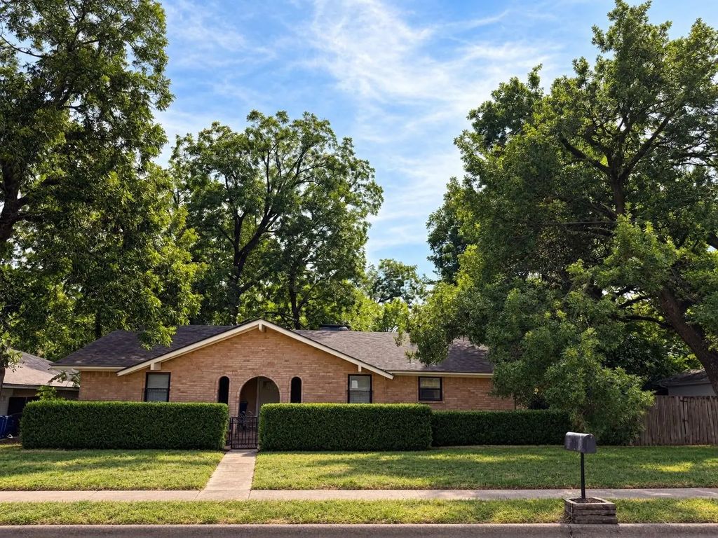 424 Lakewood Drive, DeSoto