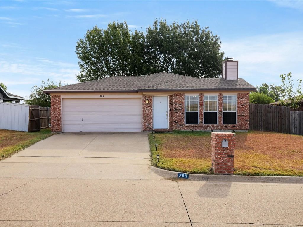 709 Basset Locke Drive, Fort Worth