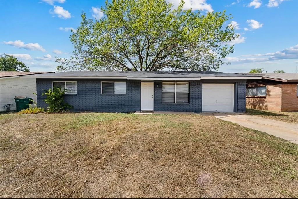 140 Shirley Drive, Lacy Lakeview