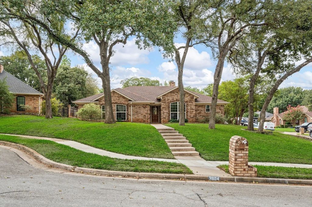 3804 Berkshire Court, Bedford