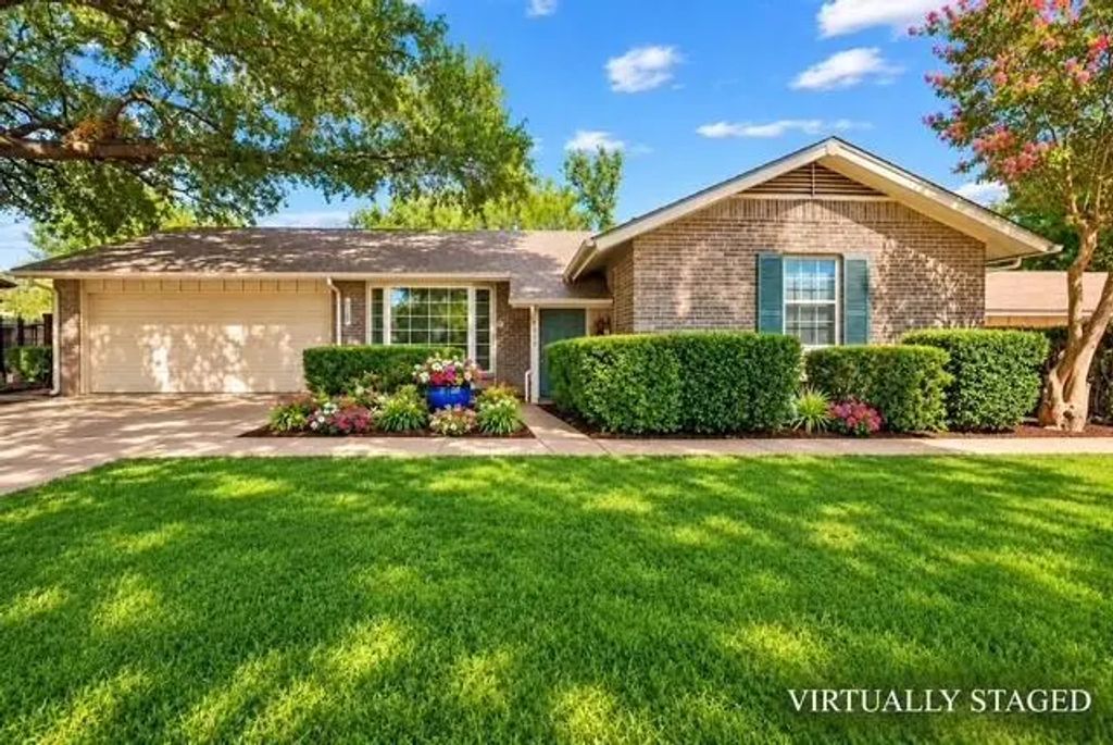 1228 Farnham Court E, Irving