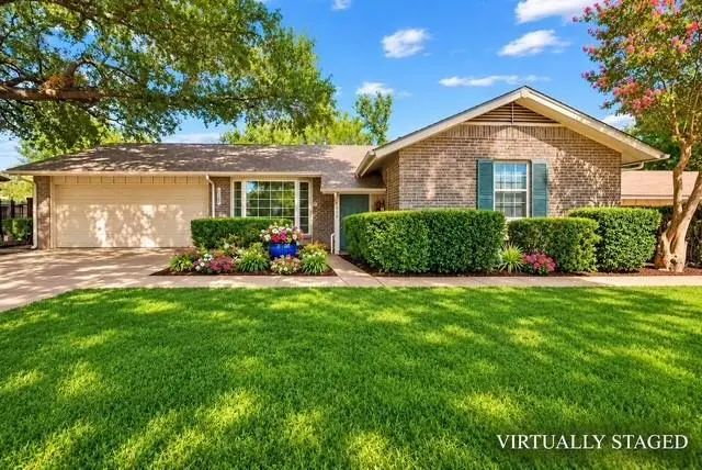 1228 Farnham Court E, Irving