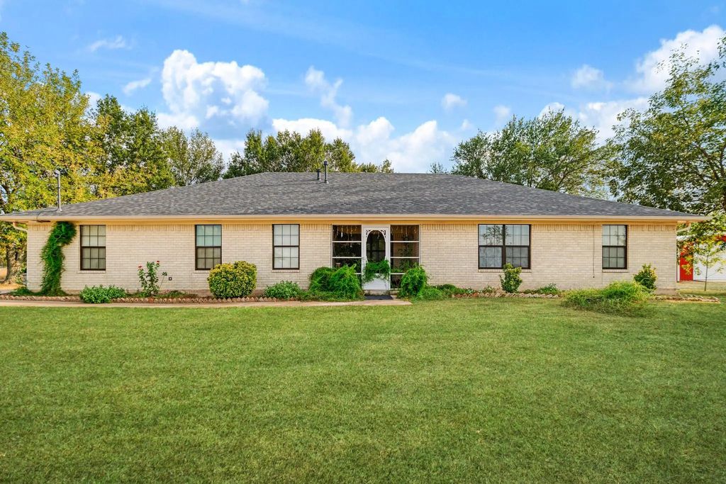 209 Farm Road 2352, Honey Grove