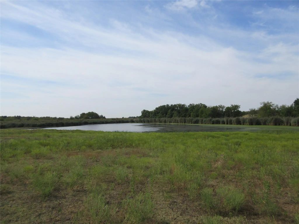 7060 Private Road 1159, Leonard