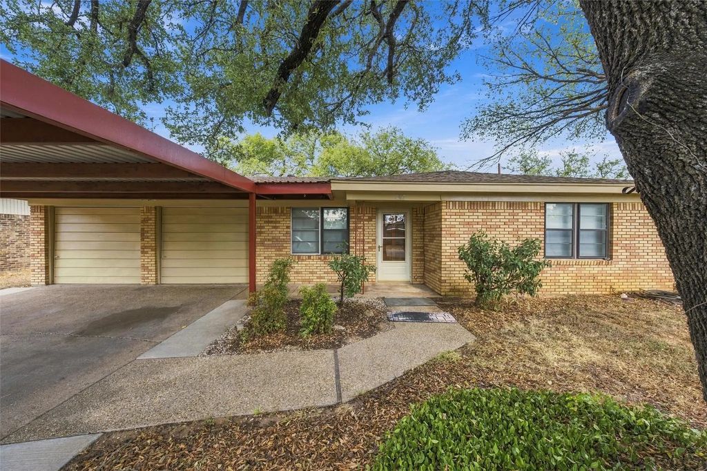 207 Cresthill Drive, Lacy Lakeview